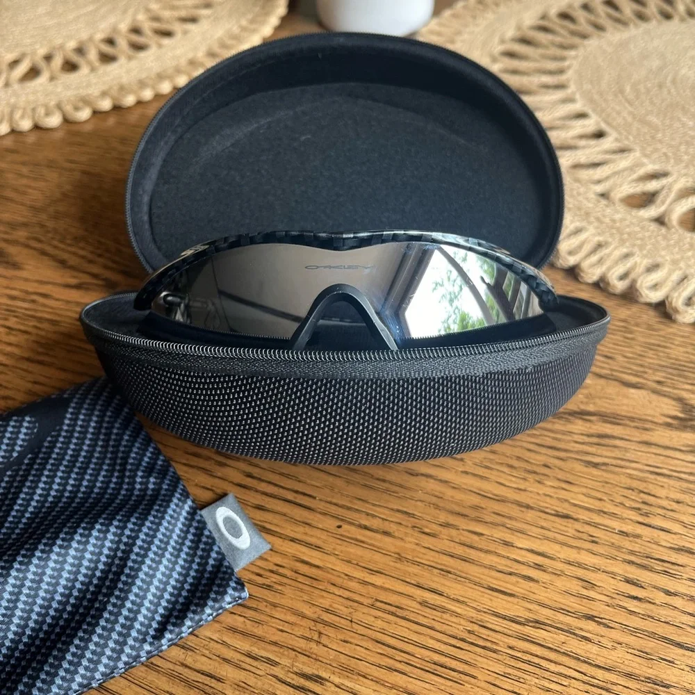 Oakley sunglasses - Picture 2 of 3
